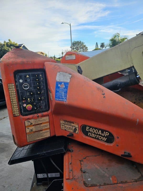🏗 JLG E400AJP Narrow Articulating Lift 2