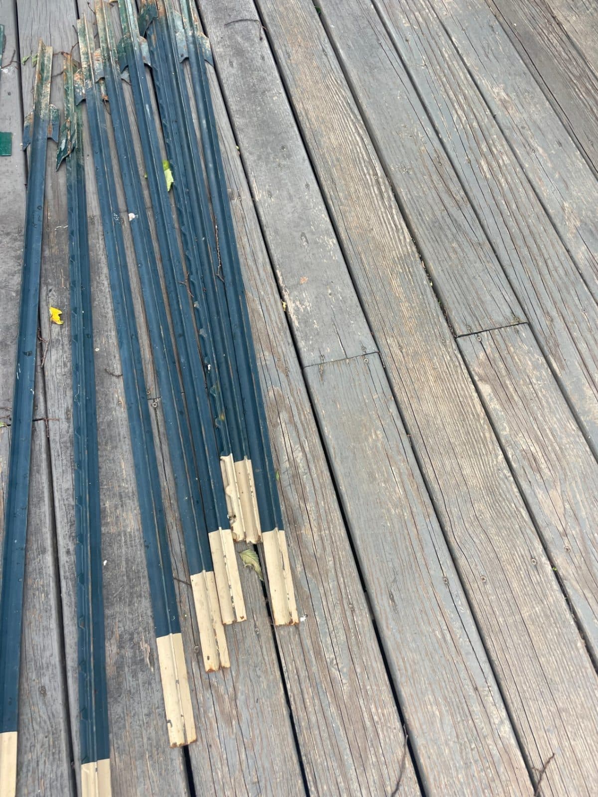 Green Steel Fence T-Post with Anchor Plate