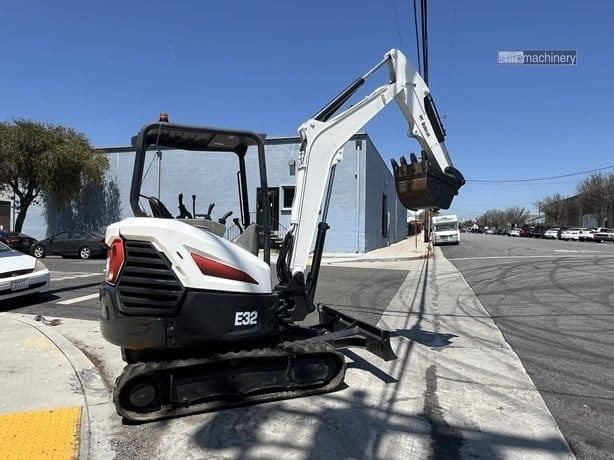 2017 BOBCAT E32i