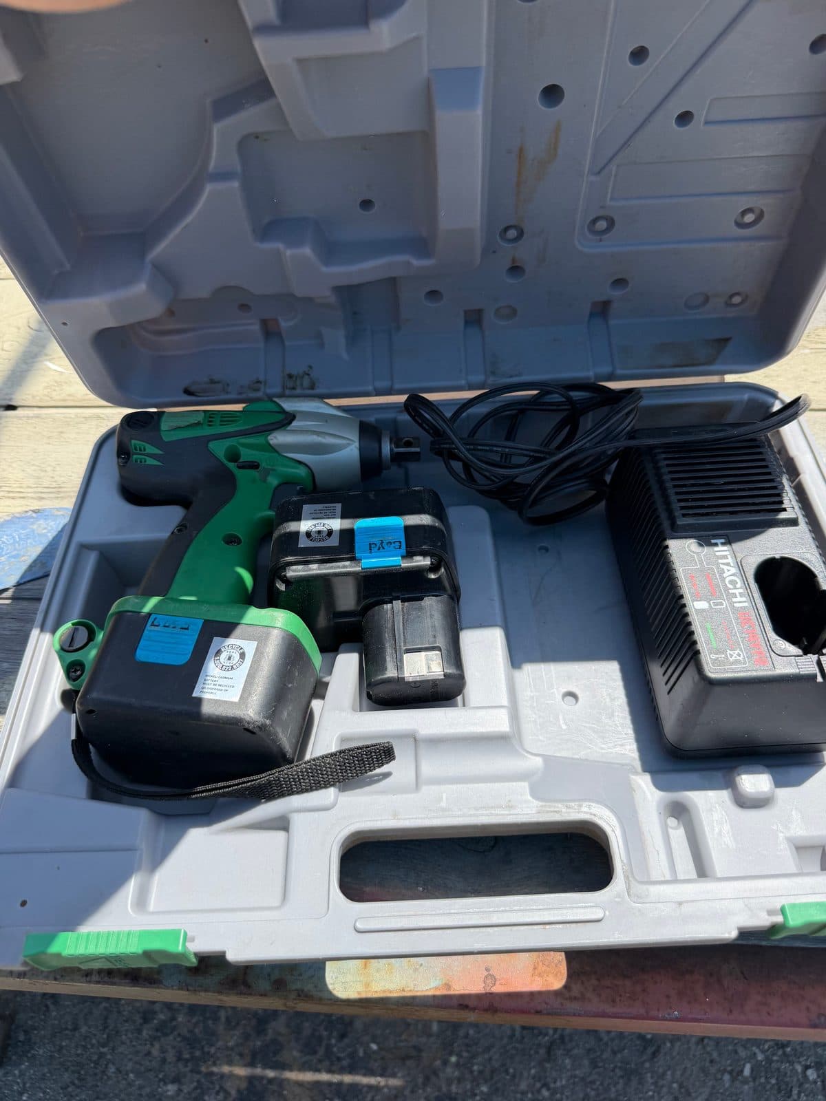 Hitachi cordless impact driver with batteries