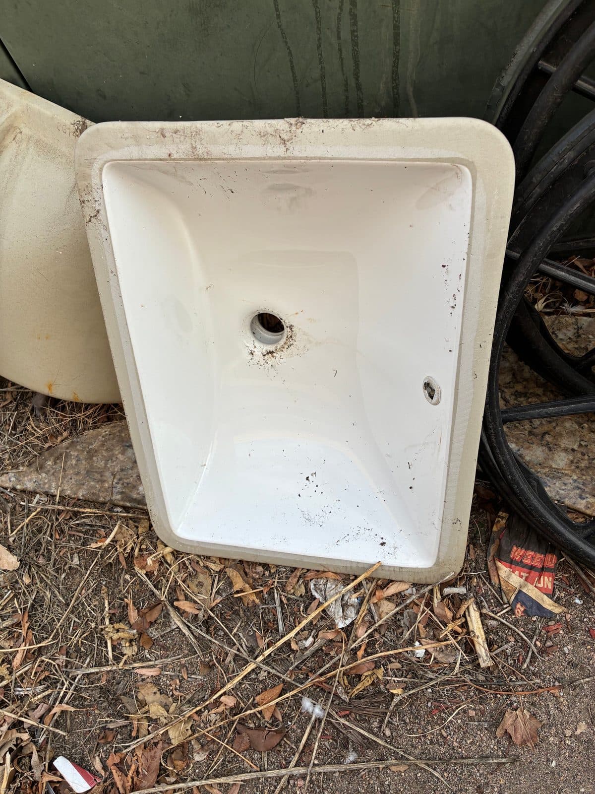 Porcelain under mount sinks